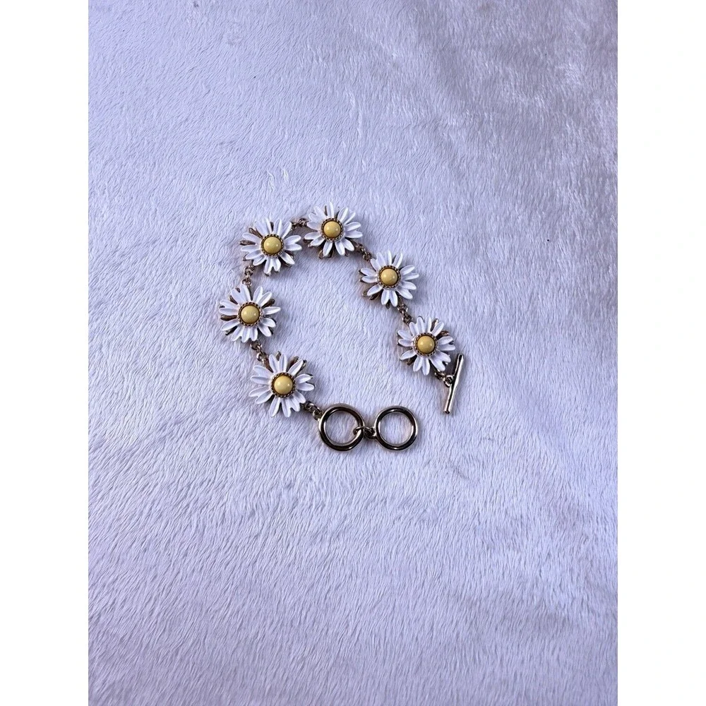 Vintage White Daisy Flower Enamel Bracelet Gold Tone T-Bar Toggle Clasp 7.5